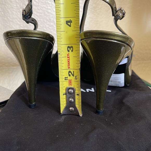 CHANEL HEELS NEW  38.5 PATENT LEATHER METALLIC OLIVE GREEN 🫒 CHANEL DUST BAG - Picture 8 of 17